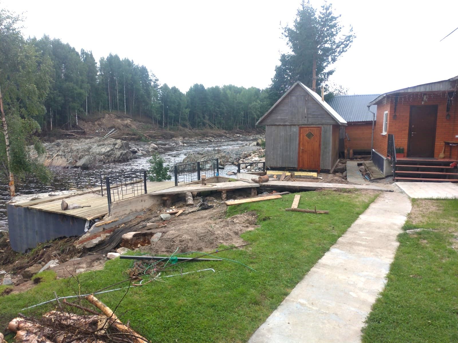 Специалисты завершают расчистку территории в карельском поселке Шавань