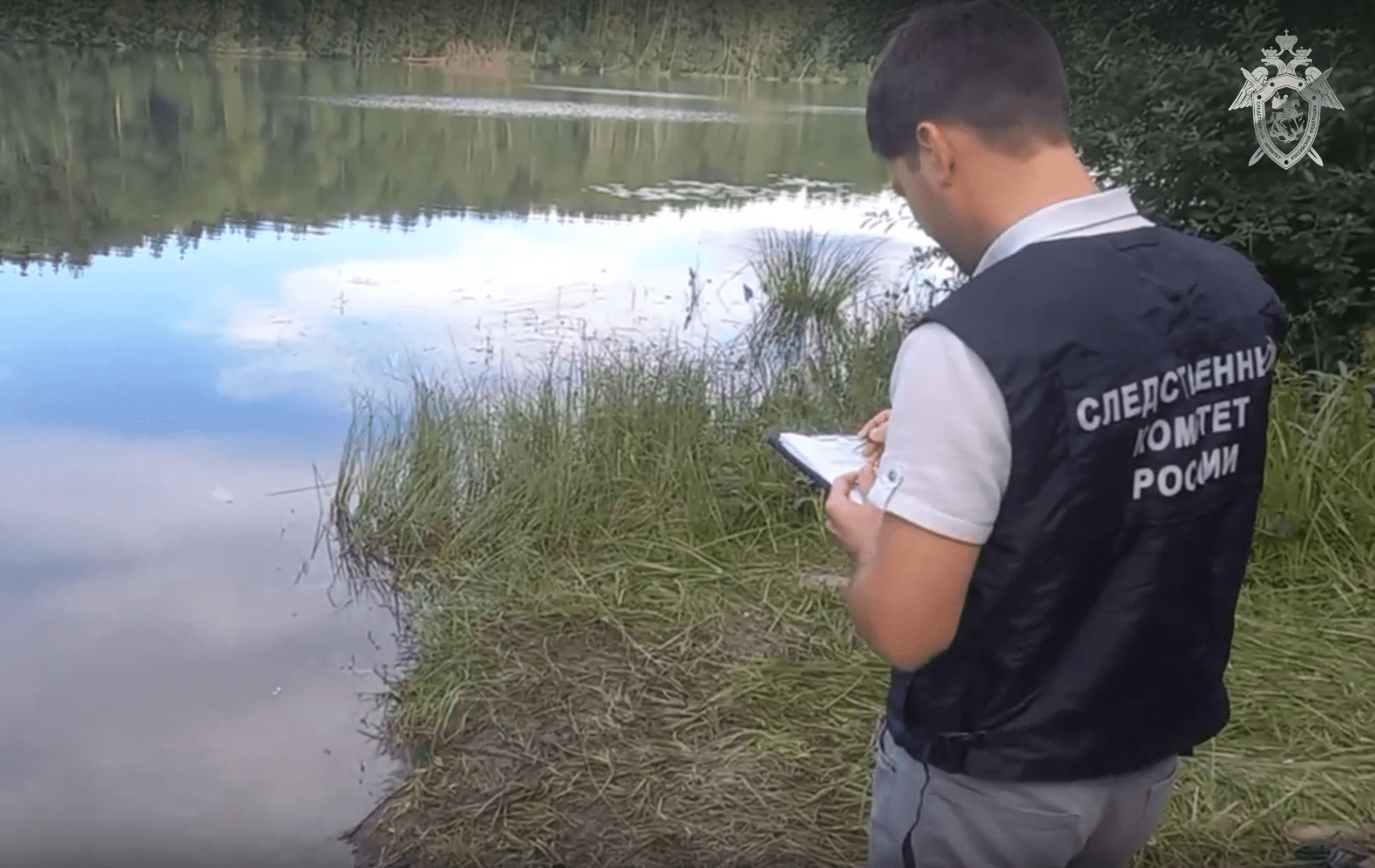 Спасатели обнаружили тело мужчины, утонувшего в лесном озере Карелии