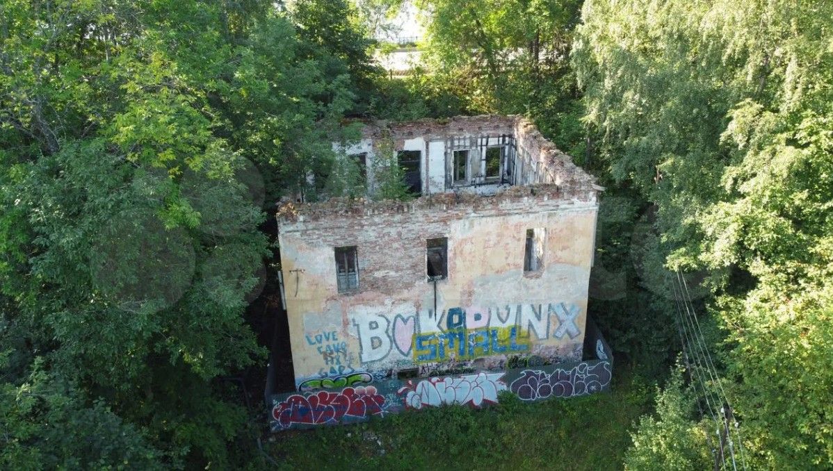 Заброшенное здание в центре Петрозаводска продают всего за три миллиона рублей