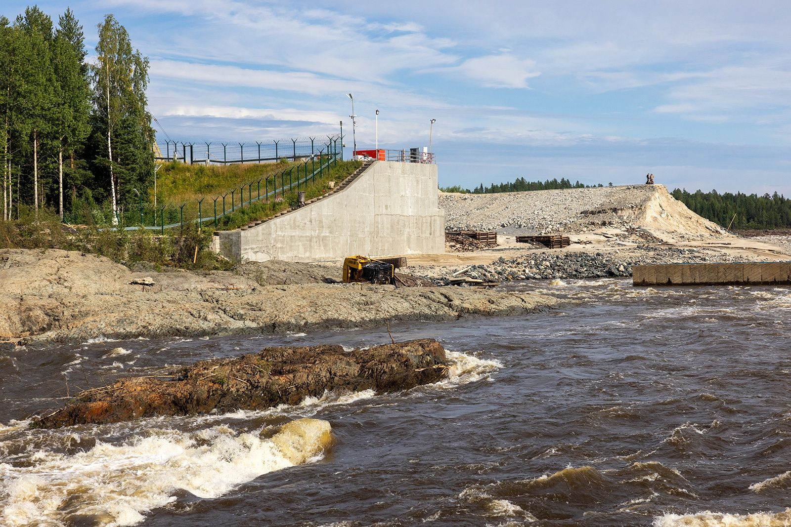 Трудовая инспекция расследует гибель экскаваторщика при прорыве дамбы в Сегежском районе