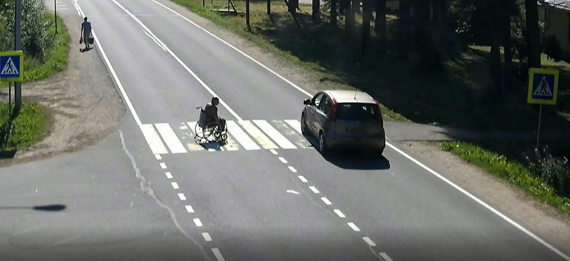 В Карелии водитель не уступил дорогу пешеходу на инвалидной коляске