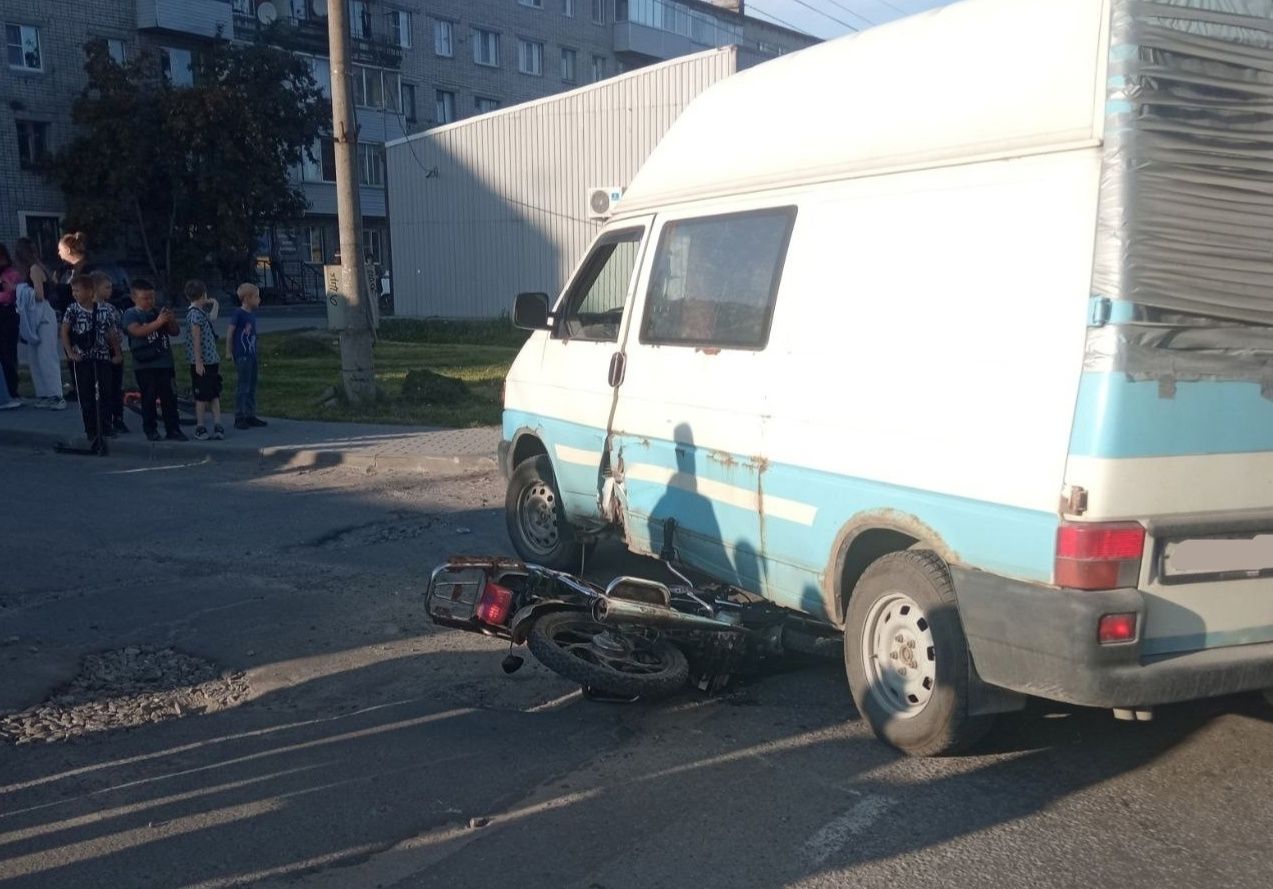В Карелии ребенок на незарегистрированном мотоцикле протаранил фургон