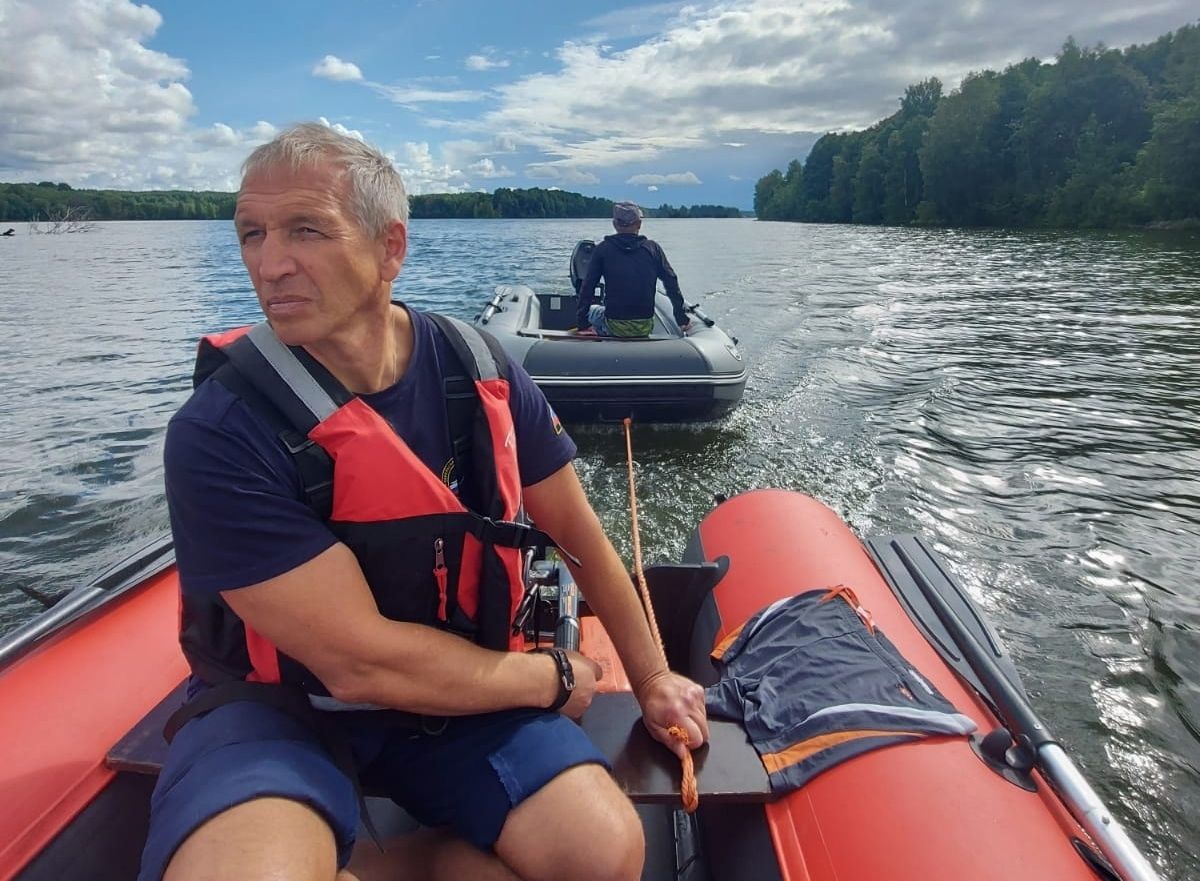 Поисковики нашли мужчину, пропавшего на озере в Карелии