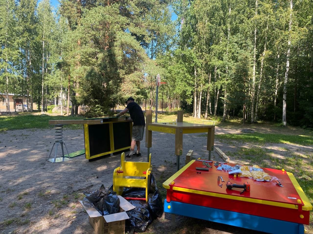 На территории больницы в Петрозаводске обустраивают детскую площадку