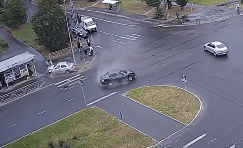 В Петрозаводске автомобиль вылетел на тротуар, пешеходы чудом не попали под колеса