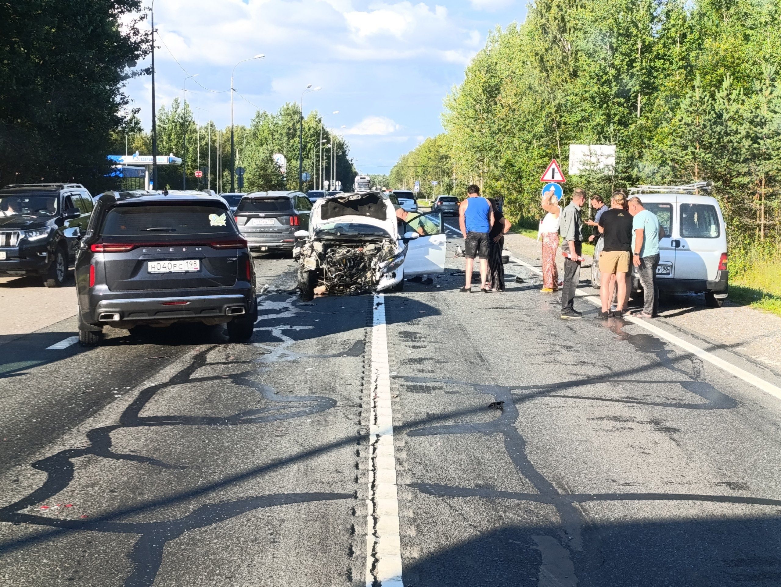 Три человека пострадали в столкновении фуры с легковыми автомобилями на трассе «Кола»