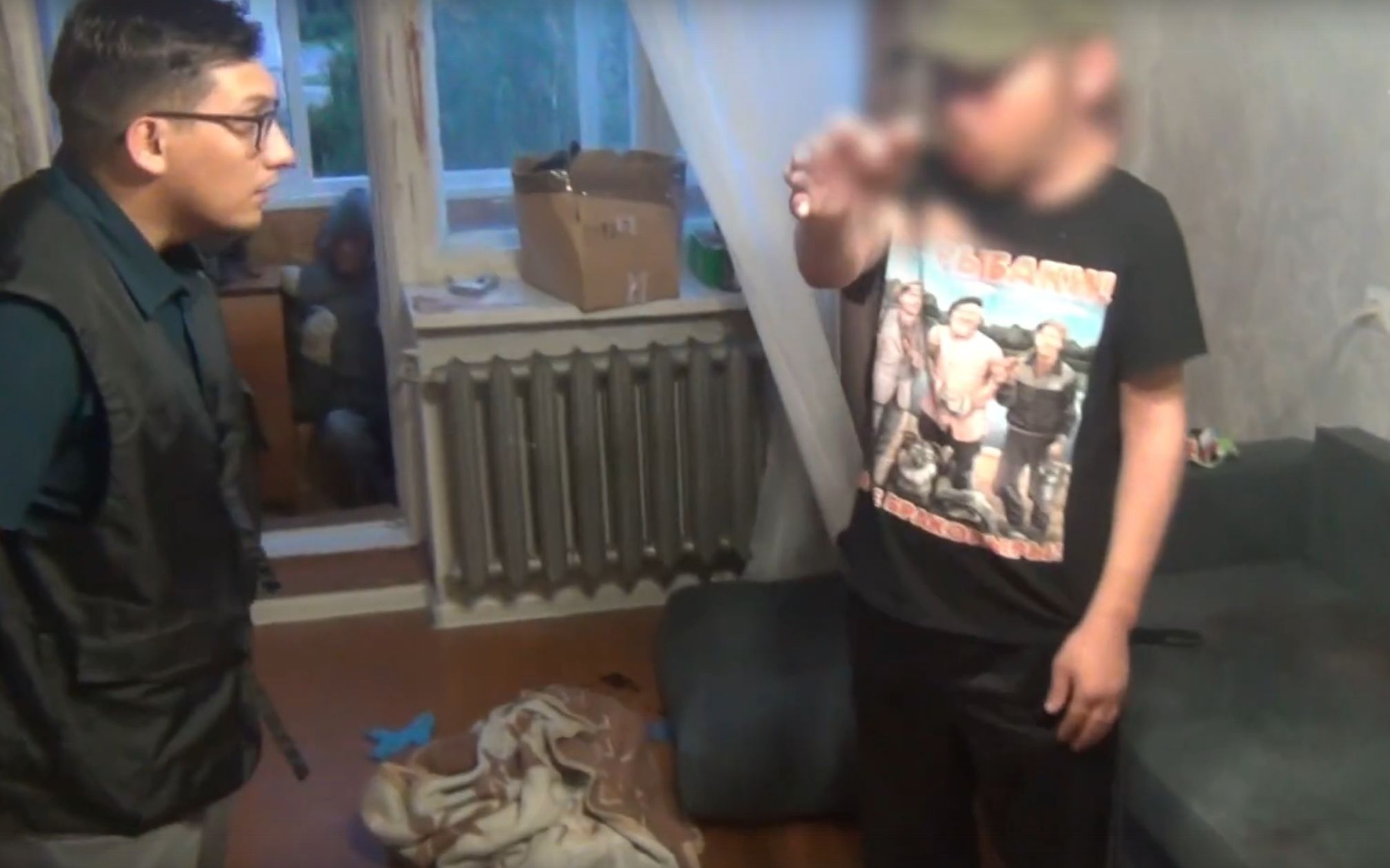 Житель Карелии показал, как убил приятеля вазой