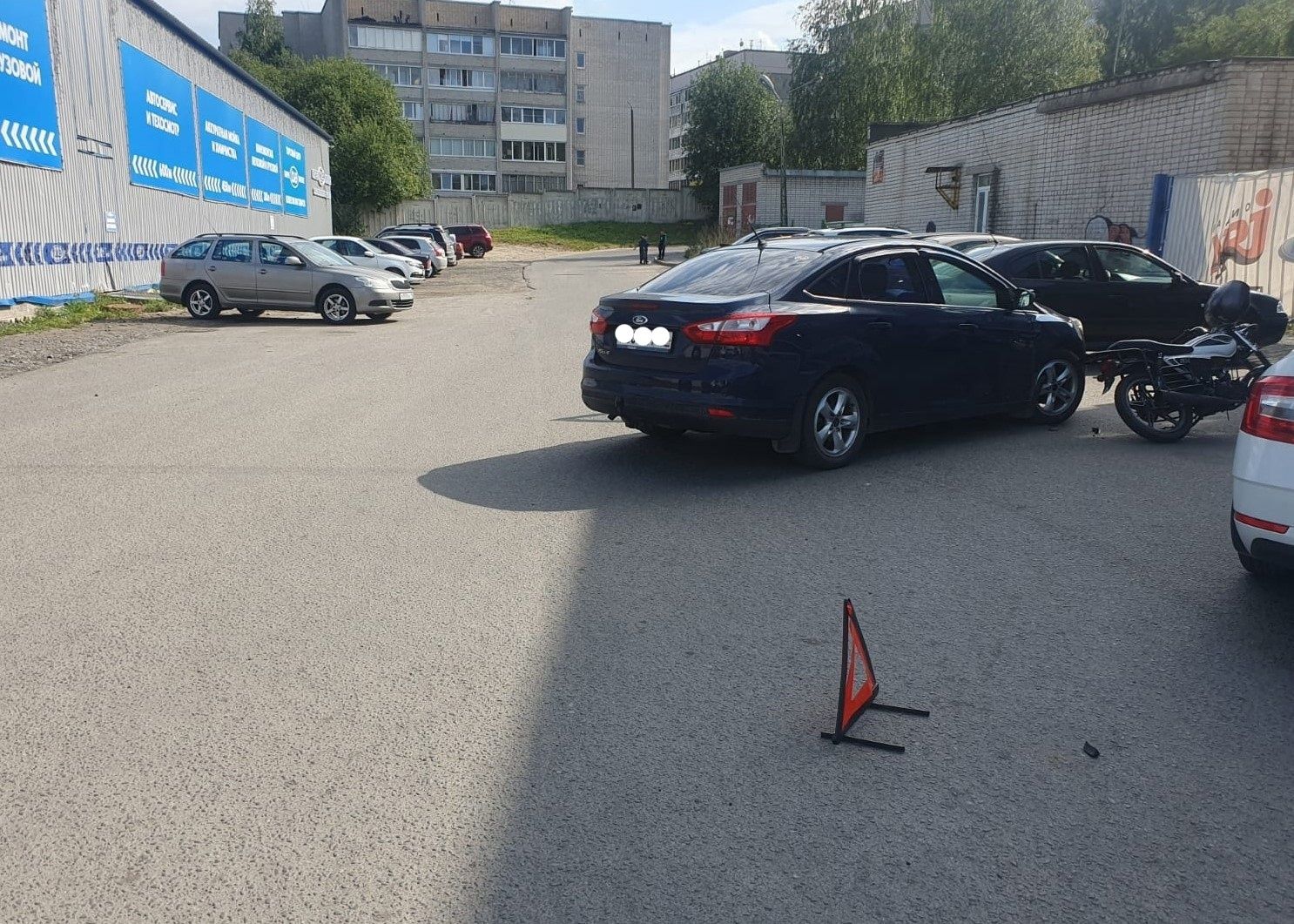 В Петрозаводске ребенок на мотоцикле врезался в легковой автомобиль