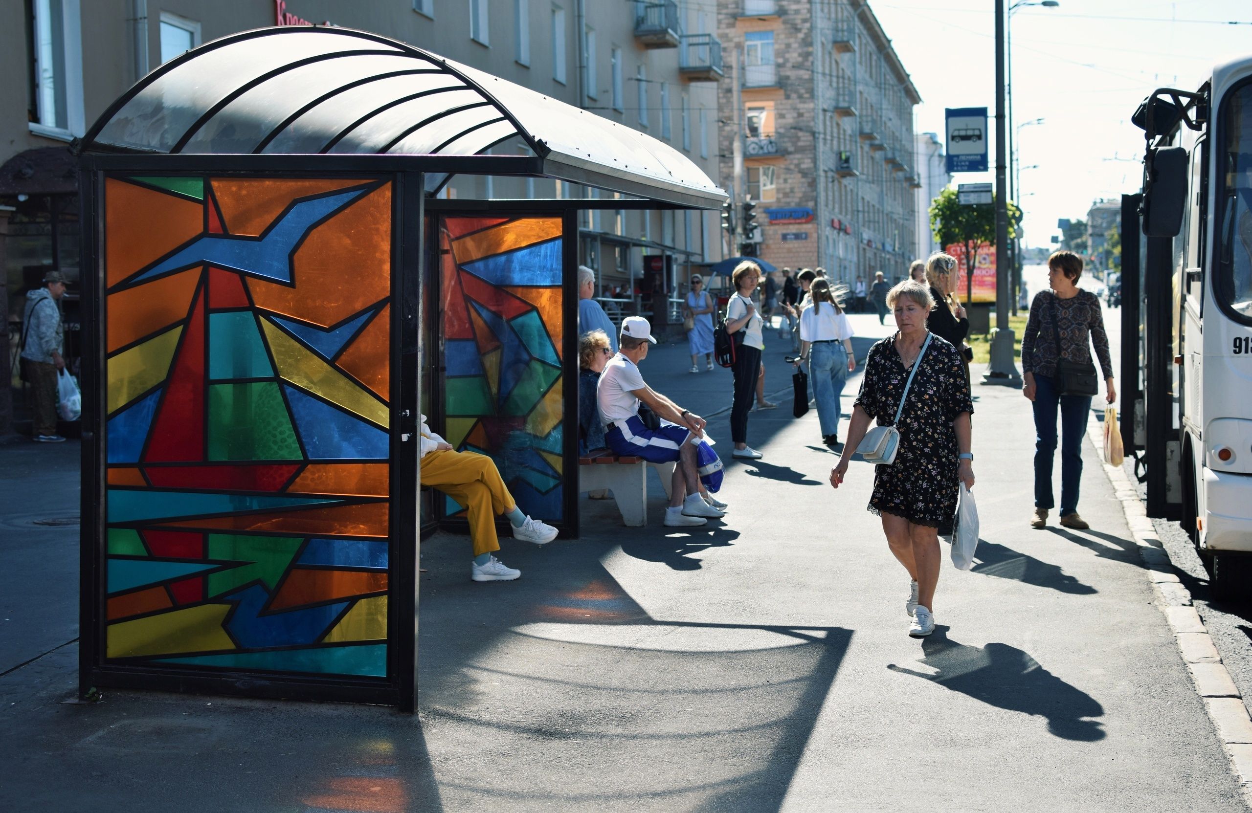 Витражное панно украсило остановку в центре Петрозаводска