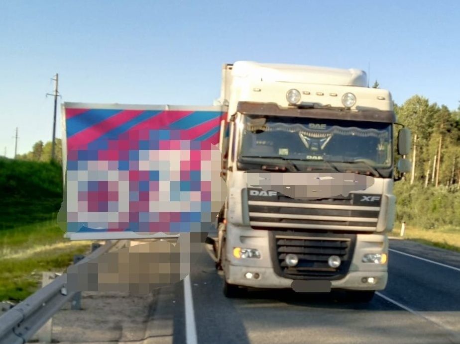 На трассе «Кола» произошло групповое ДТП с участием фургона маркетплейса и фуры