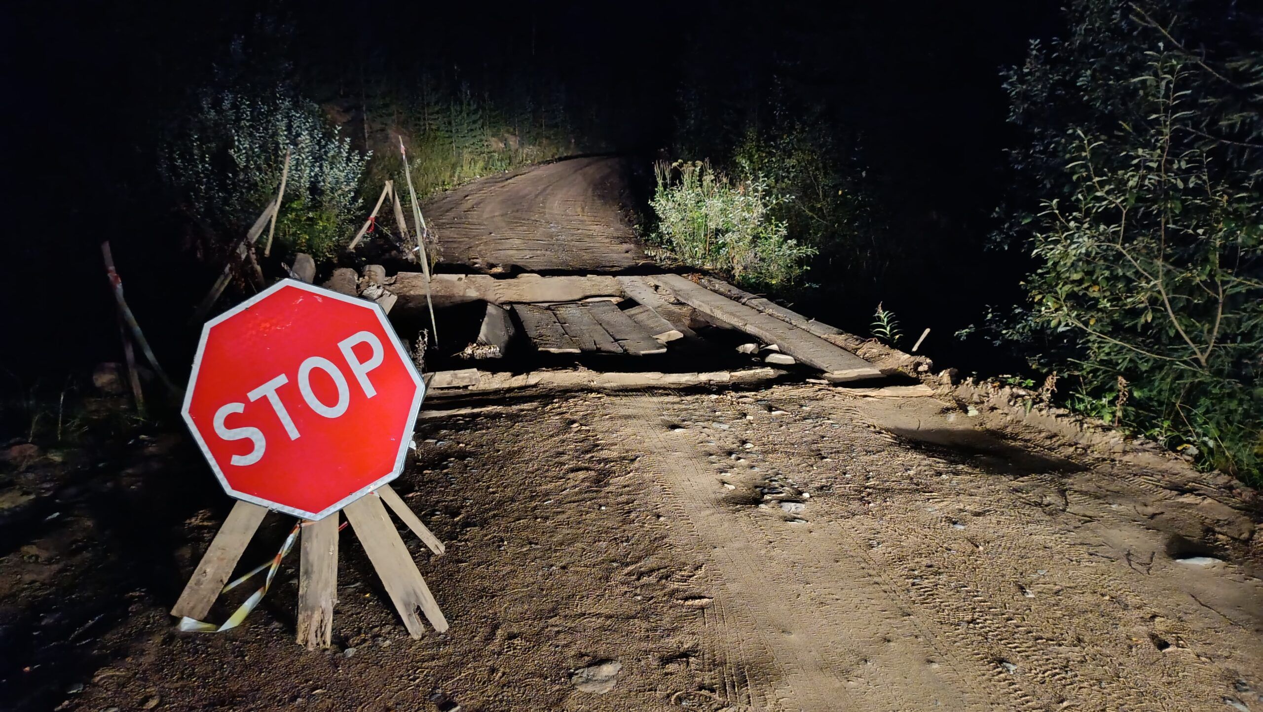 «Малейшая ошибка и можно провалиться». Читатели нашего портала проехали по разваливающемуся мосту на дороге Пай-Токари