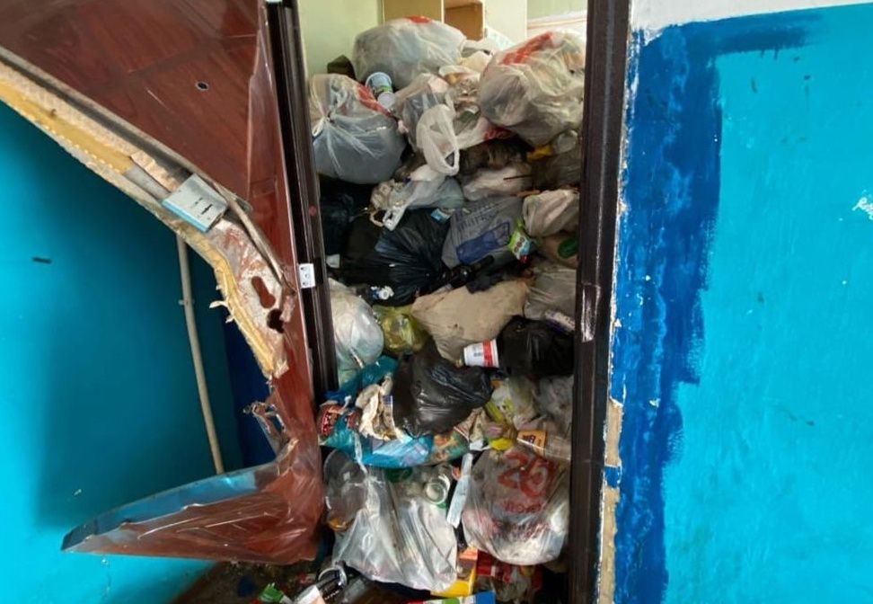 В Кеми выселят жильцов, которые превратили общежитие в помойку