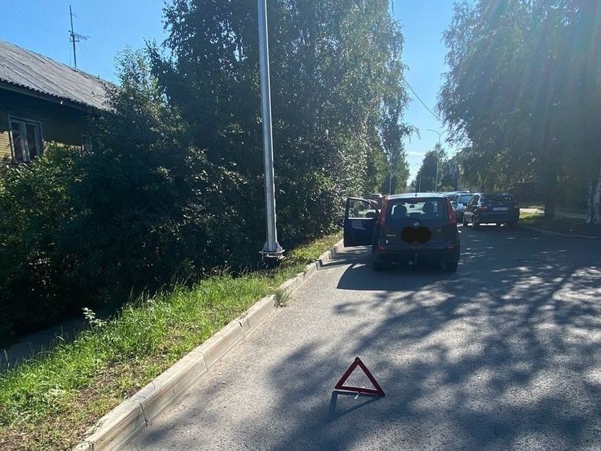 В Петрозаводске девятилетний ребенок на самокате попал под колеса машины