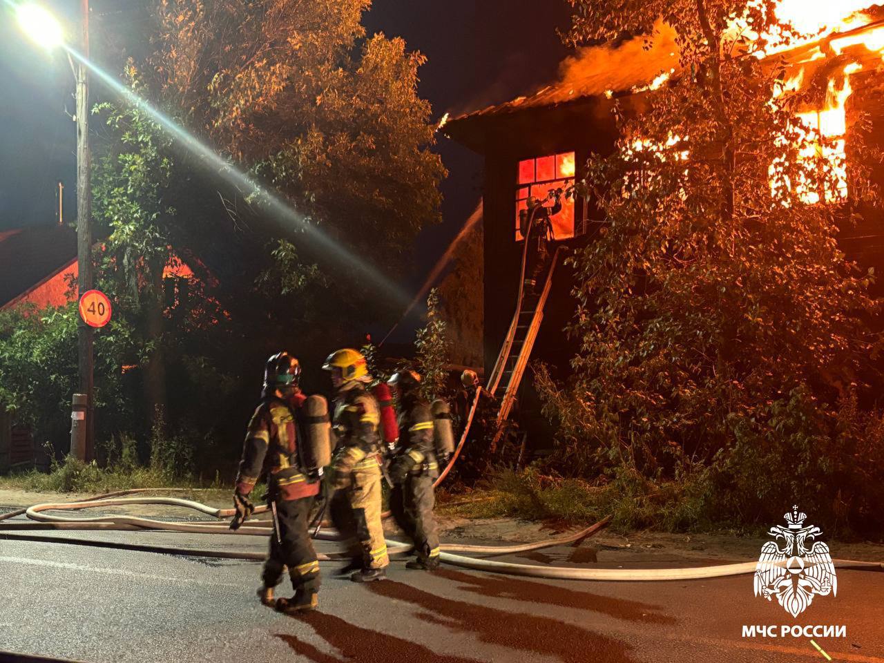 Спасатели тушили пожар в деревянном многоквартирном доме в Петрозаводске