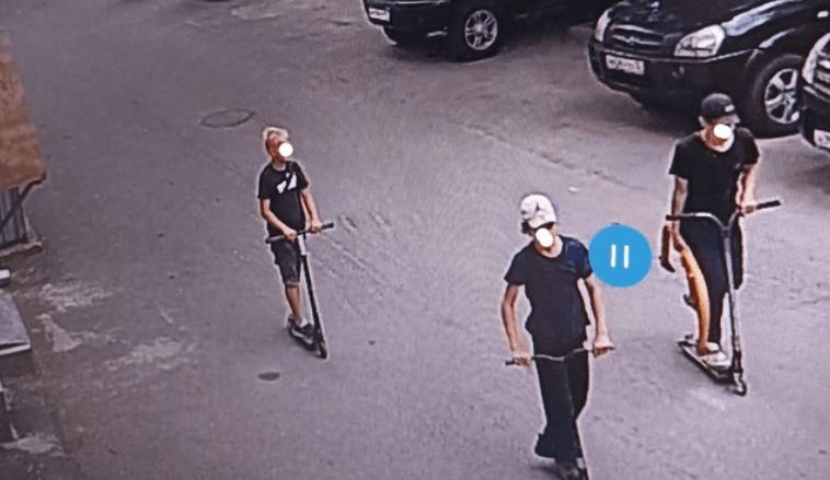 Подростки украли парковочный барьер в Петрозаводске