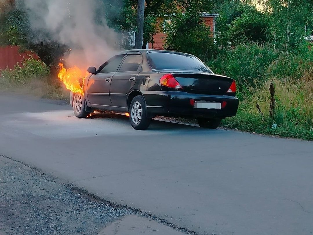 Автомобиль сгорел на дороге в Карелии