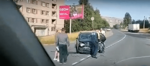 Автомобили после ДТП раскидало по проезжей части в Петрозаводске