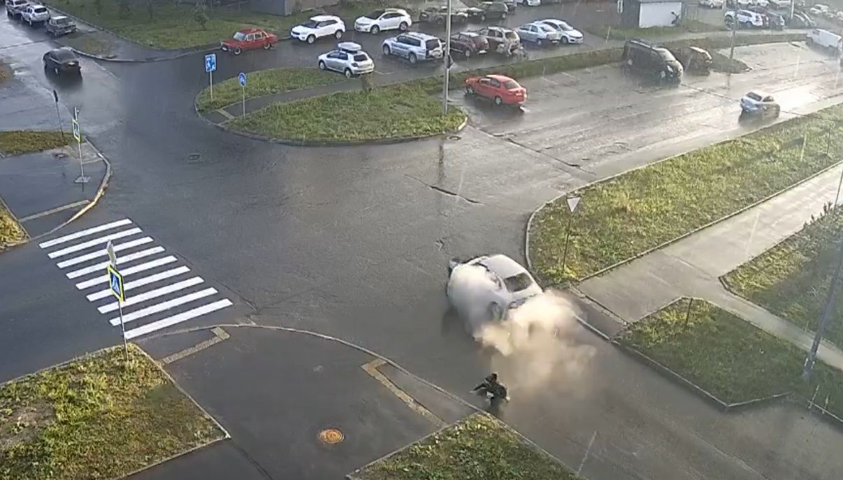 В Петрозаводске водитель и пассажир на ходу выпрыгнули из дымящегося автомобиля