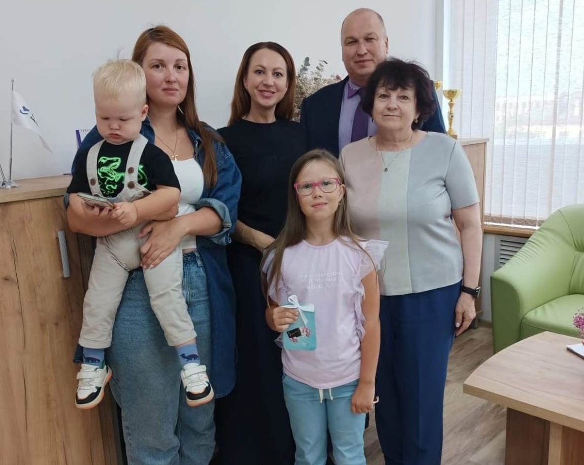 Дочери участника СВО из Карелии вручили сертификат ко Дню знаний