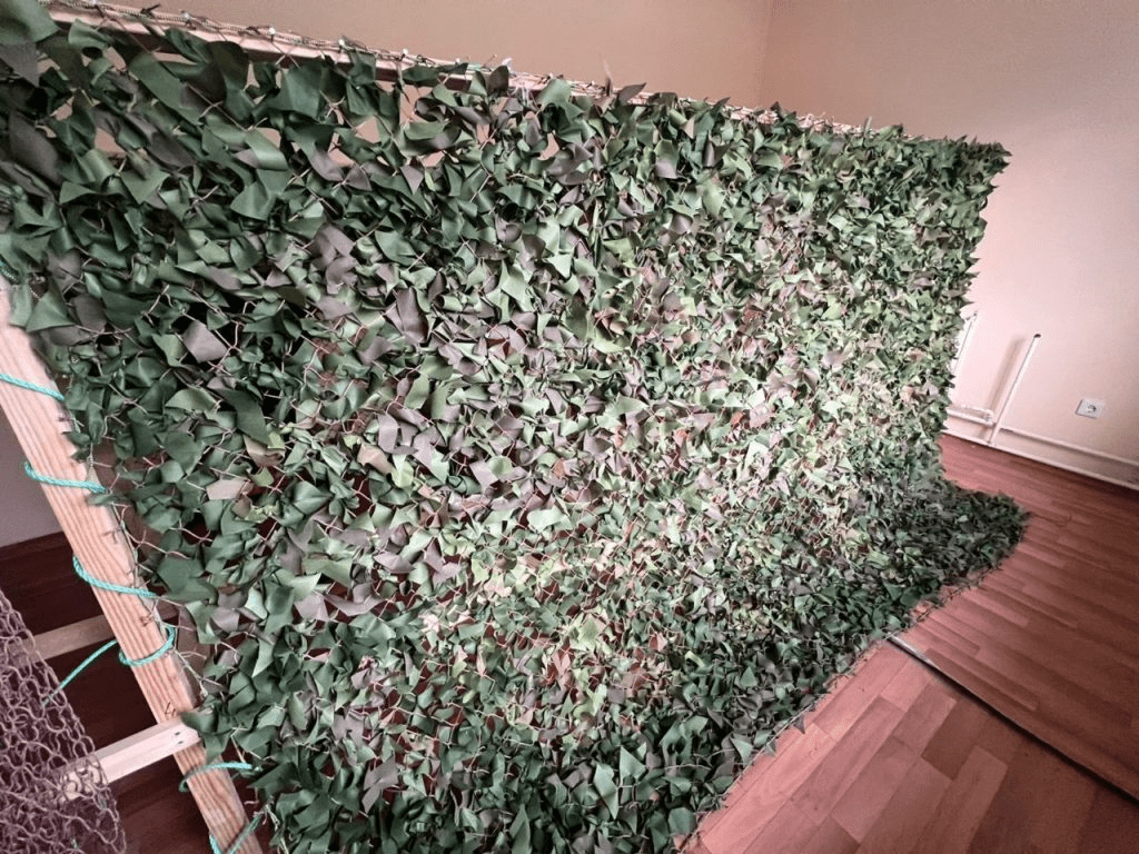 Форелеводы Карелии присоединились к изготовлению маскировочных сетей от дронов