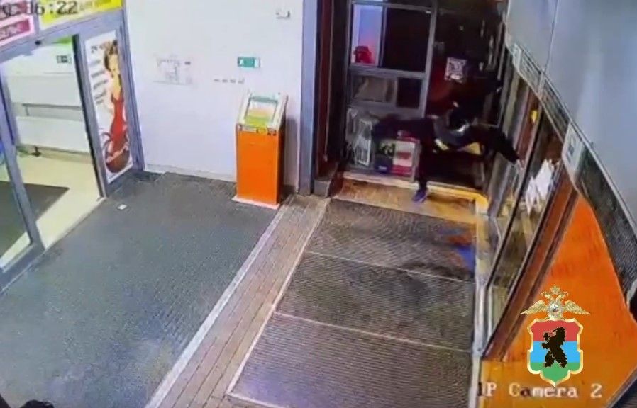 Кража из салона сотовой связи в Петрозаводске попала на видео