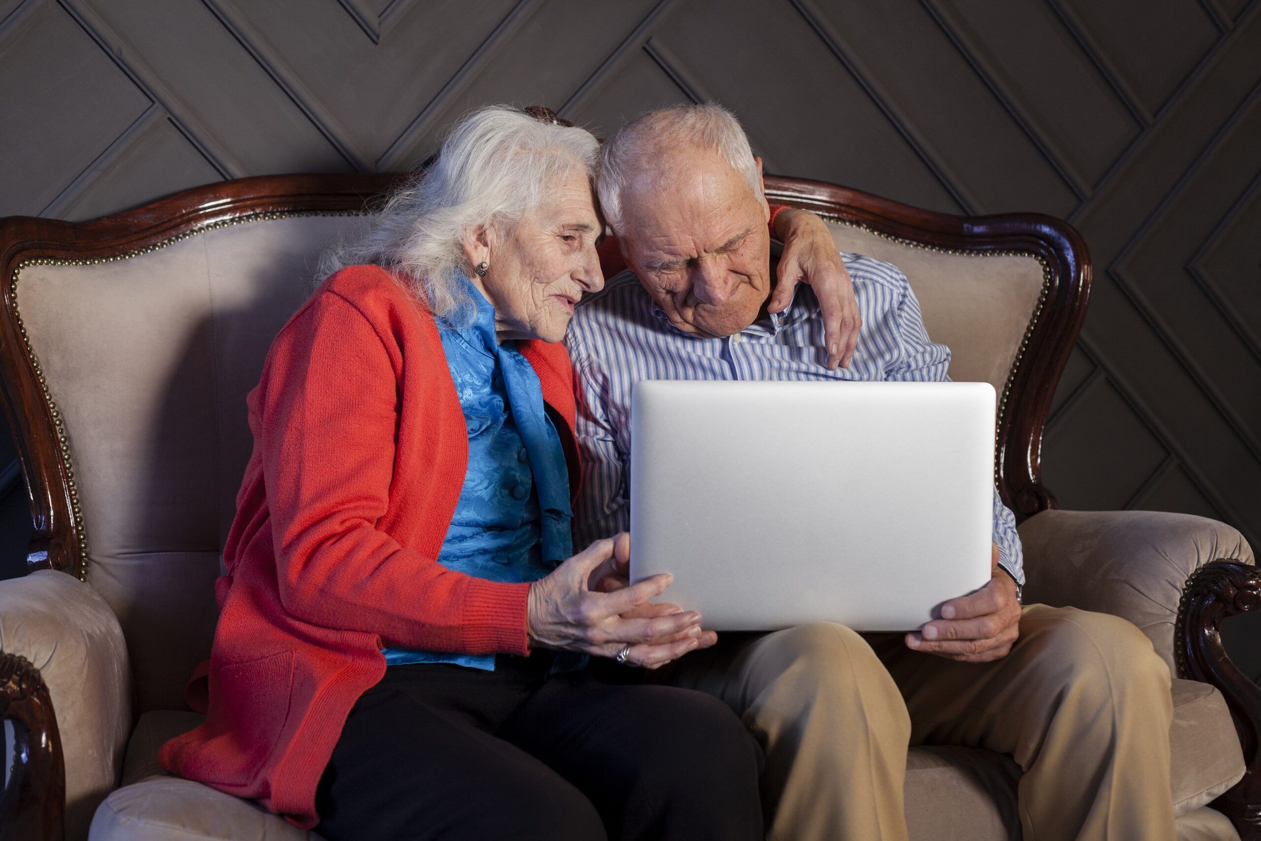 Пожилая пара в Петрозаводске отдала мошенникам почти пять миллионов рублей