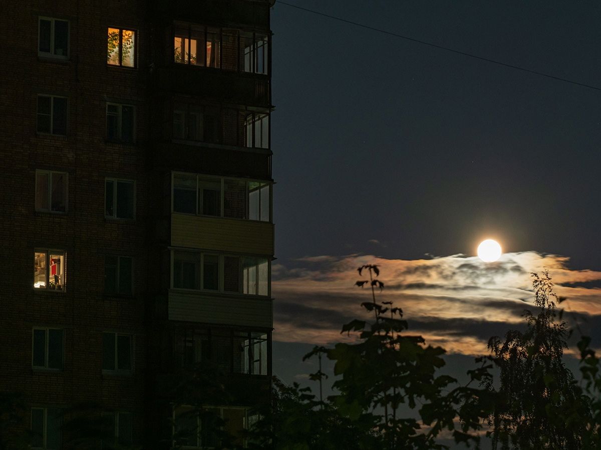 Петрозаводский фотограф заснял «осетровую луну» над Петрозаводском