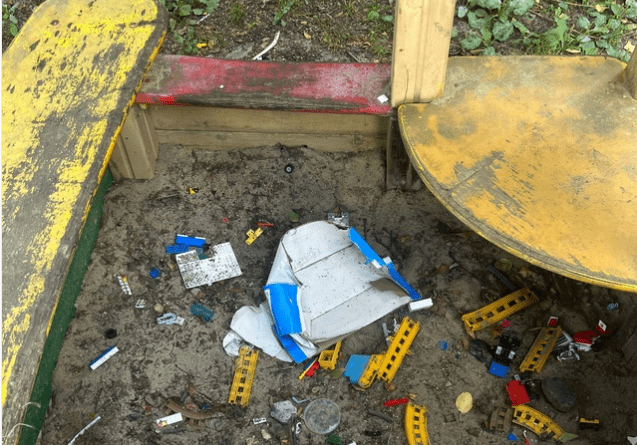 Алкаши, шприцы и презервативы: что происходит рядом со зданием суда в Петрозаводске