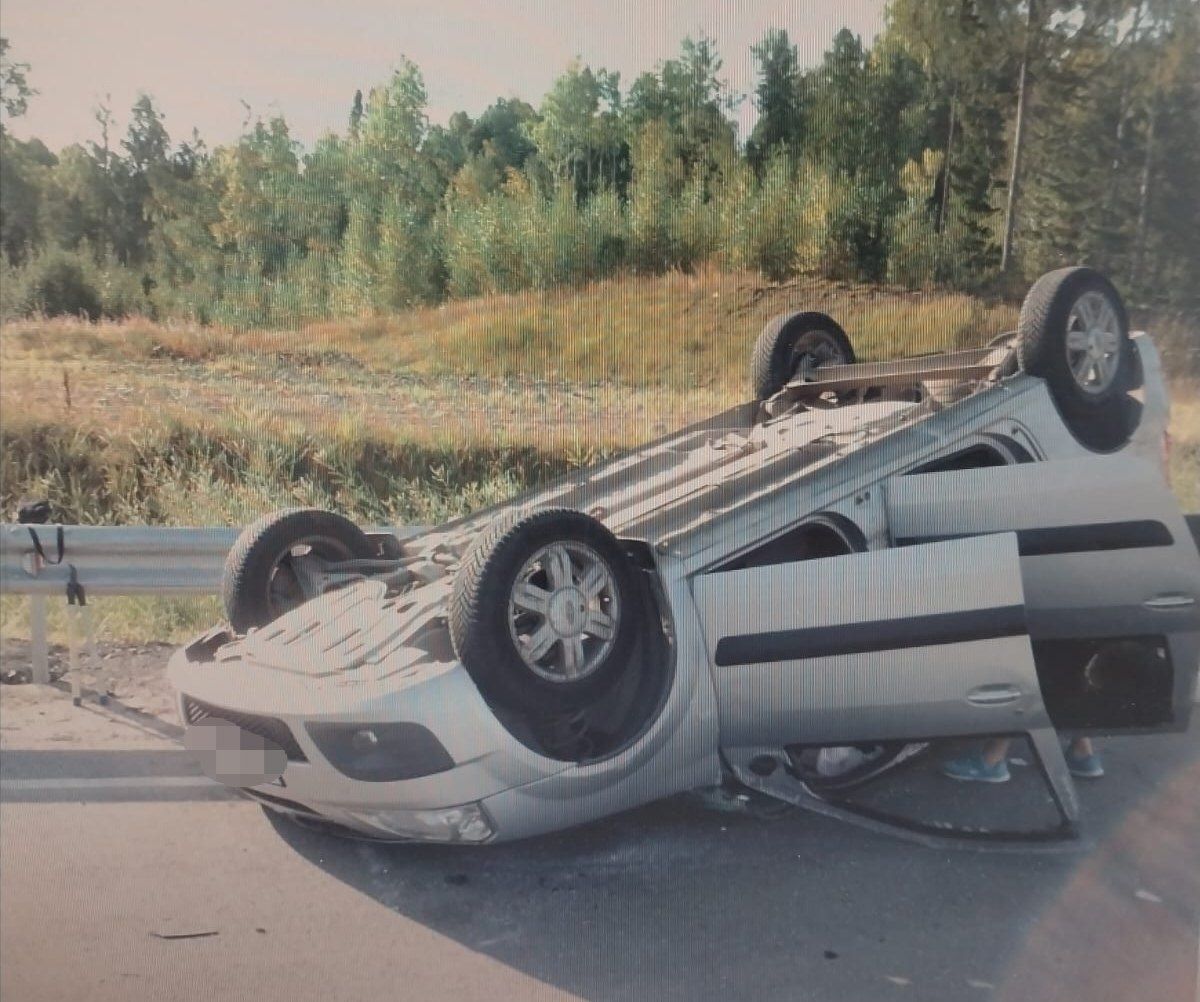 Автомобиль перевернулся на крышу после столкновения на трассе в Карелии