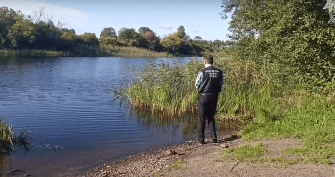 Спасатели вытащили из воды тело владельца лодки, перевернувшейся в Ладожском озере