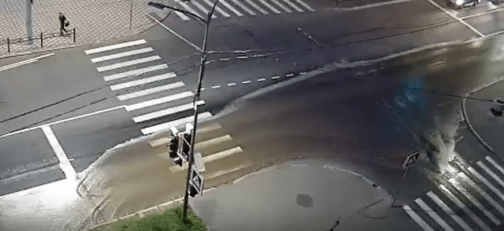 Мощный поток воды из трубопровода хлынул на центральные улицы Петрозаводска