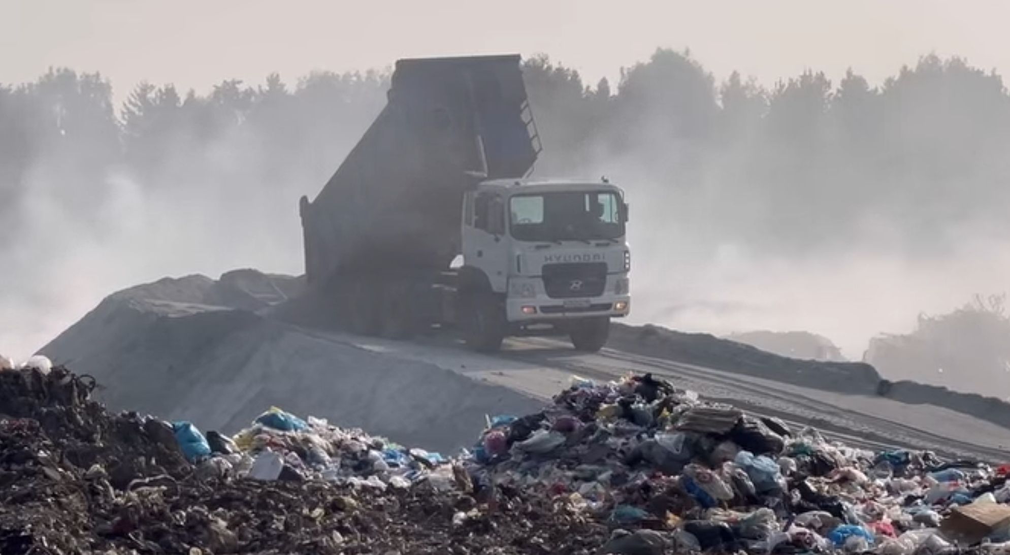 В Медвежьегорске продолжают бороться с возгораниями на мусорном полигоне
