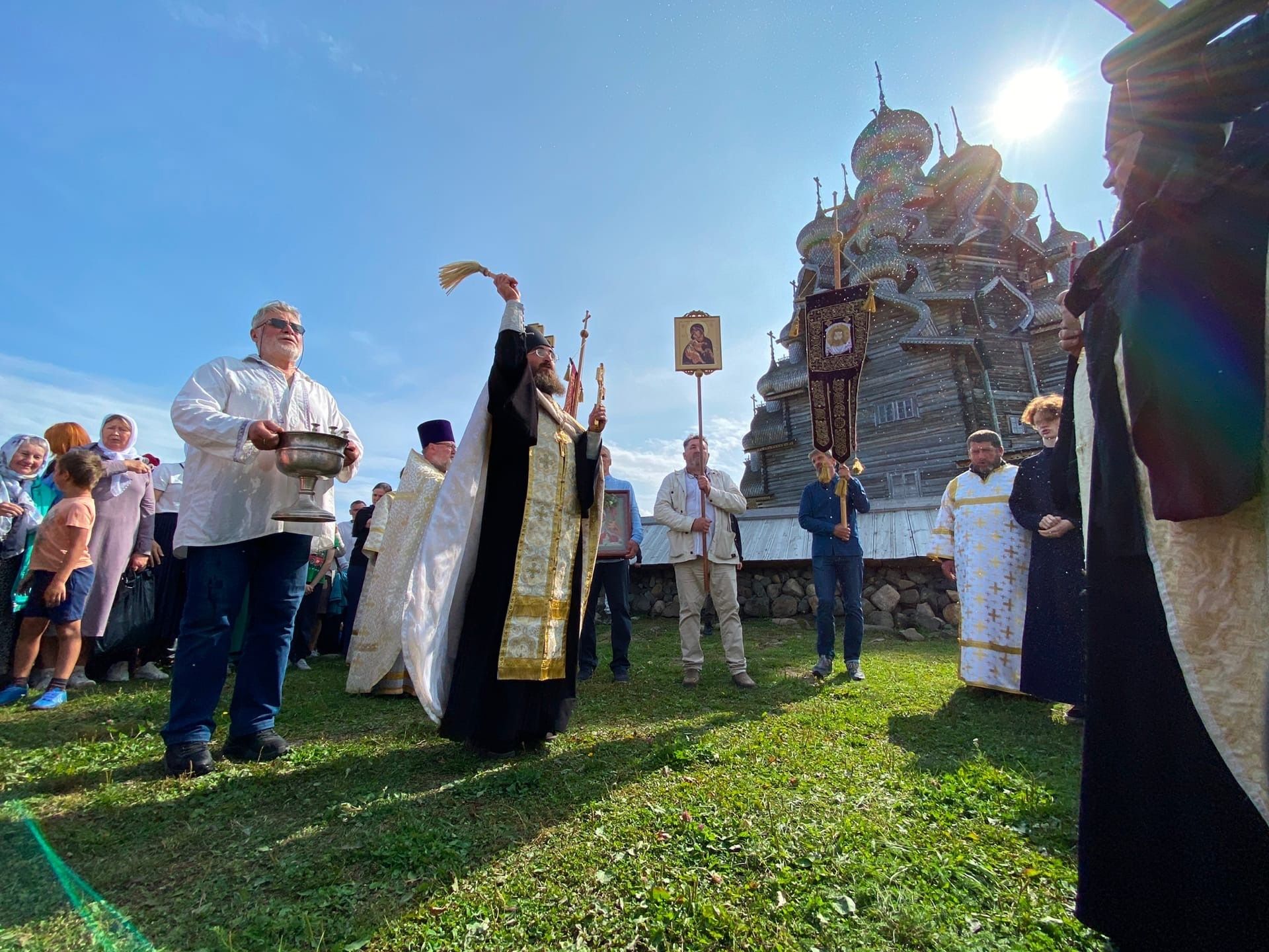 В церкви Преображения Господня на острове Кижи прошла праздничная служба В церкви Преображения Господня на острове Кижи прошла праздничная служба