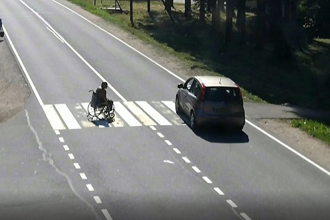 Водителя, не пропустившего инвалида на «зебре», оштрафовали после просмотра фото