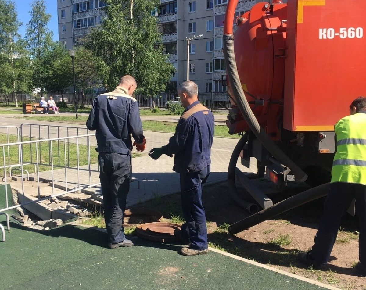 На Березовой аллее в Петрозаводске отремонтируют детскую площадку и провал