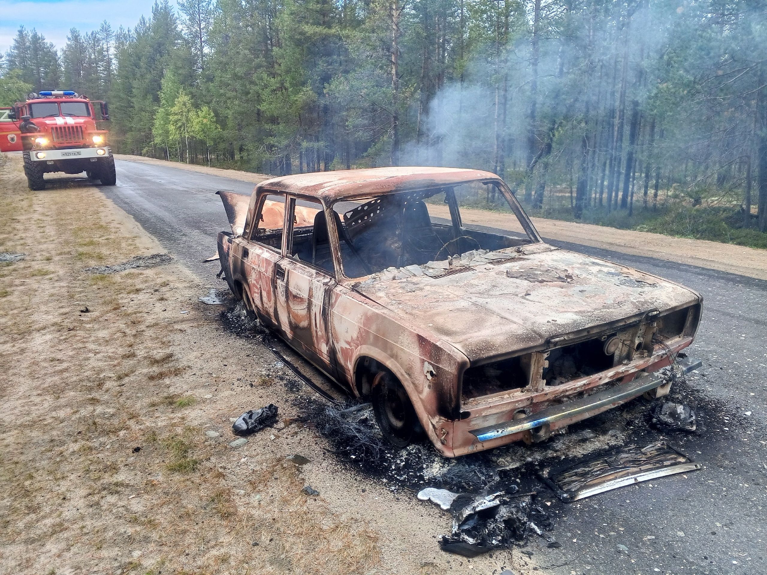 Автомобиль полностью выгорел на трассе в Карелии