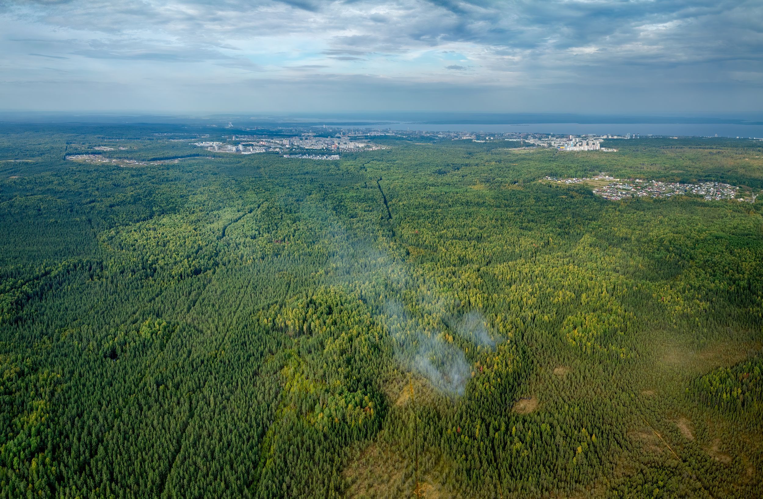 Дым идет на город. Как выглядит пожар на трассе «Фонтаны» около Петрозаводска с неба