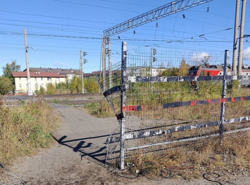 Горожане разрушили новый забор через железнодорожный переход в Петрозаводске