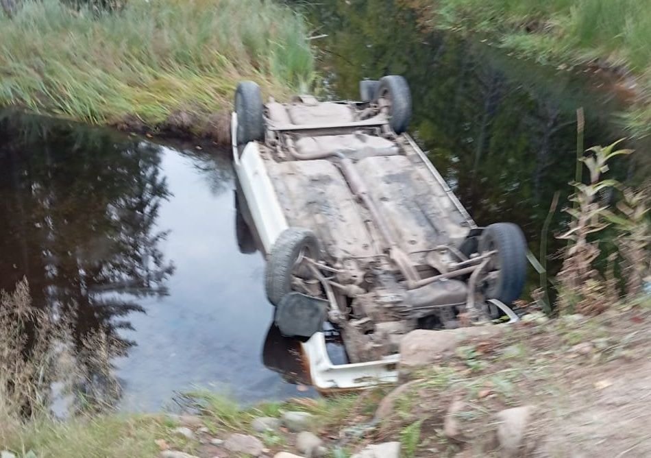 В Олонецком районе автомобиль упал в реку, водитель погиб