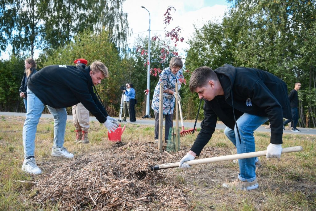 Вместе с семьями участников СВО Артур Парфенчиков посадил яблони в Саду памяти