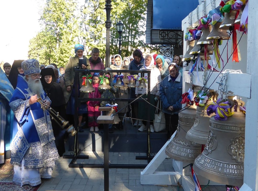В Крестовоздвиженском соборе освятили новые колокола и рассказали, когда их установят