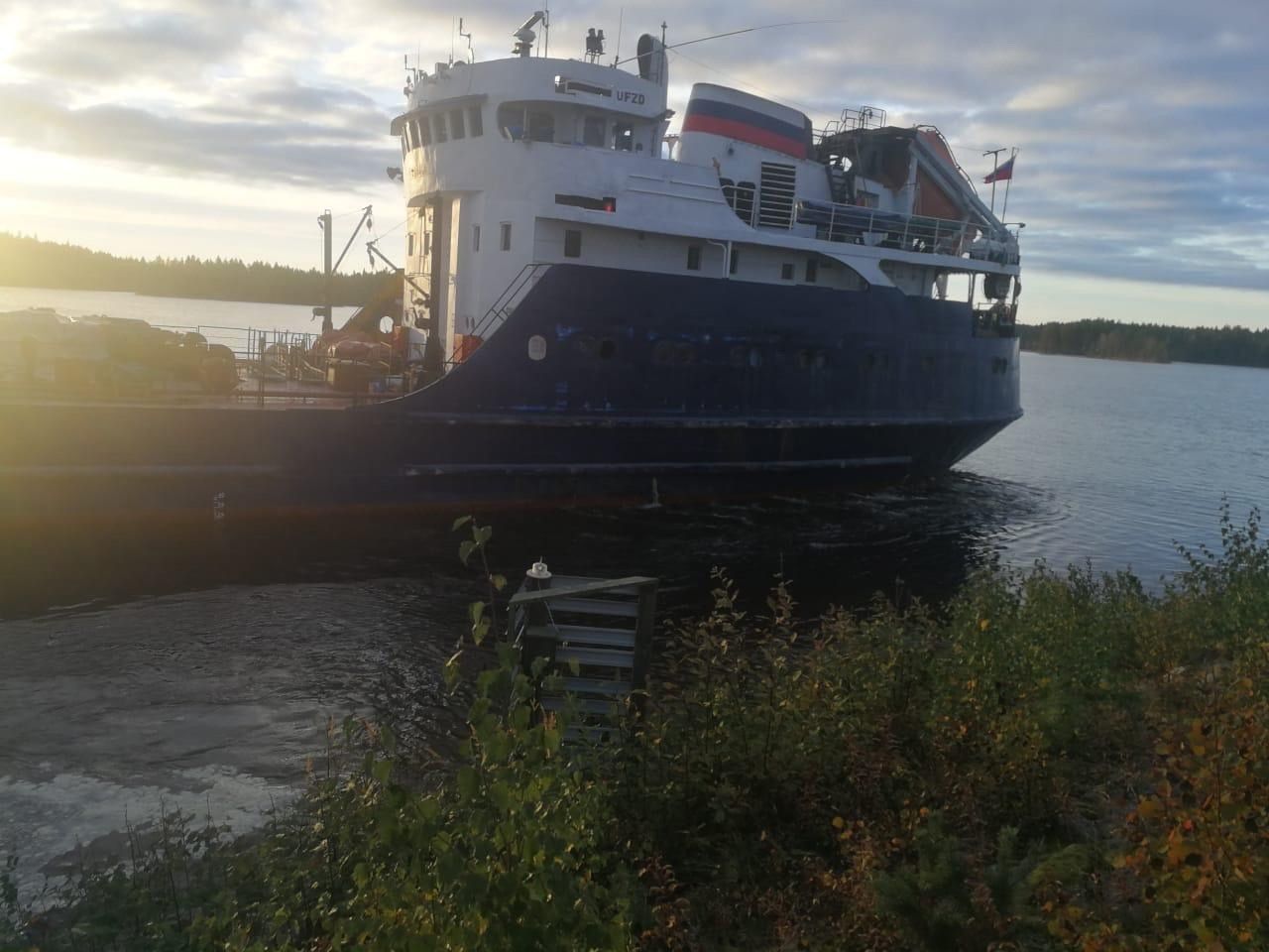 Сухогруз сел на мель недалеко от места прорыва дамбы в Карелии