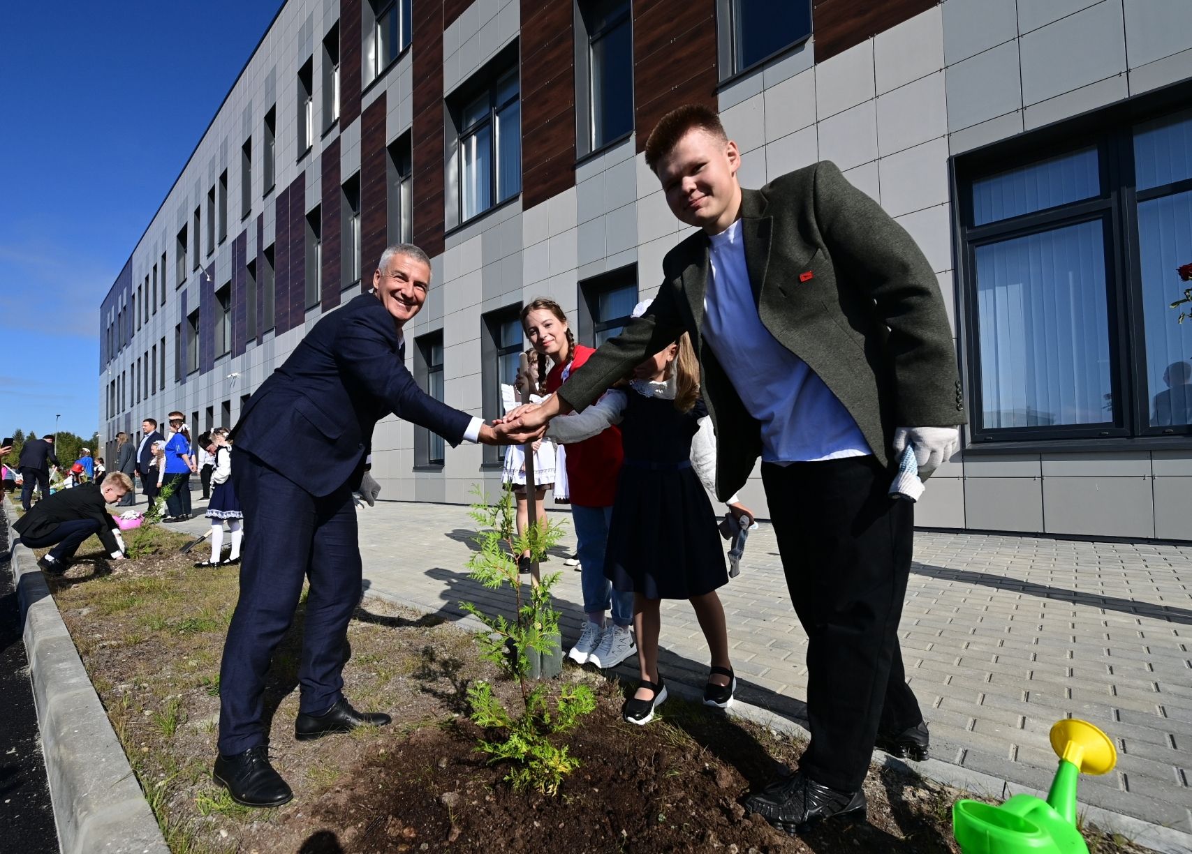 Артур Парфенчиков открыл новую школу в Кеми
