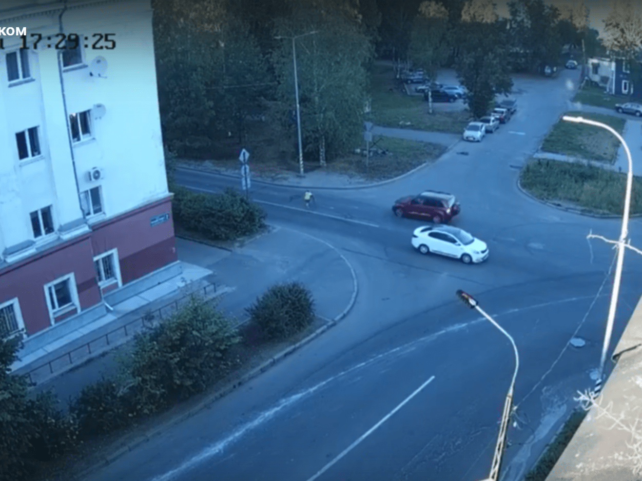 Ребенок с самокатом едва не попал под колеса автомобиля в Петрозаводске