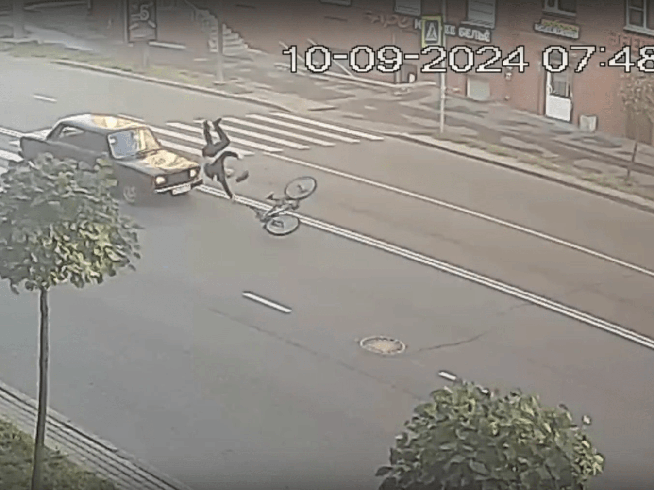 Велосипедиста сбили в Петрозаводске на глазах у сотрудников ГИБДД