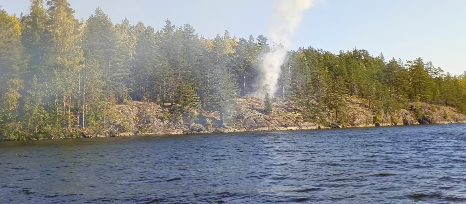 На острове в Ладожском озере туристы устроили пожар