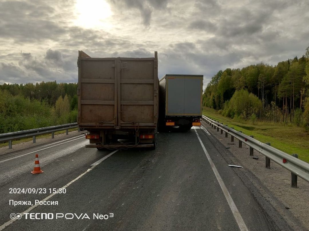 На трассе «Кола» столкнулись два грузовика