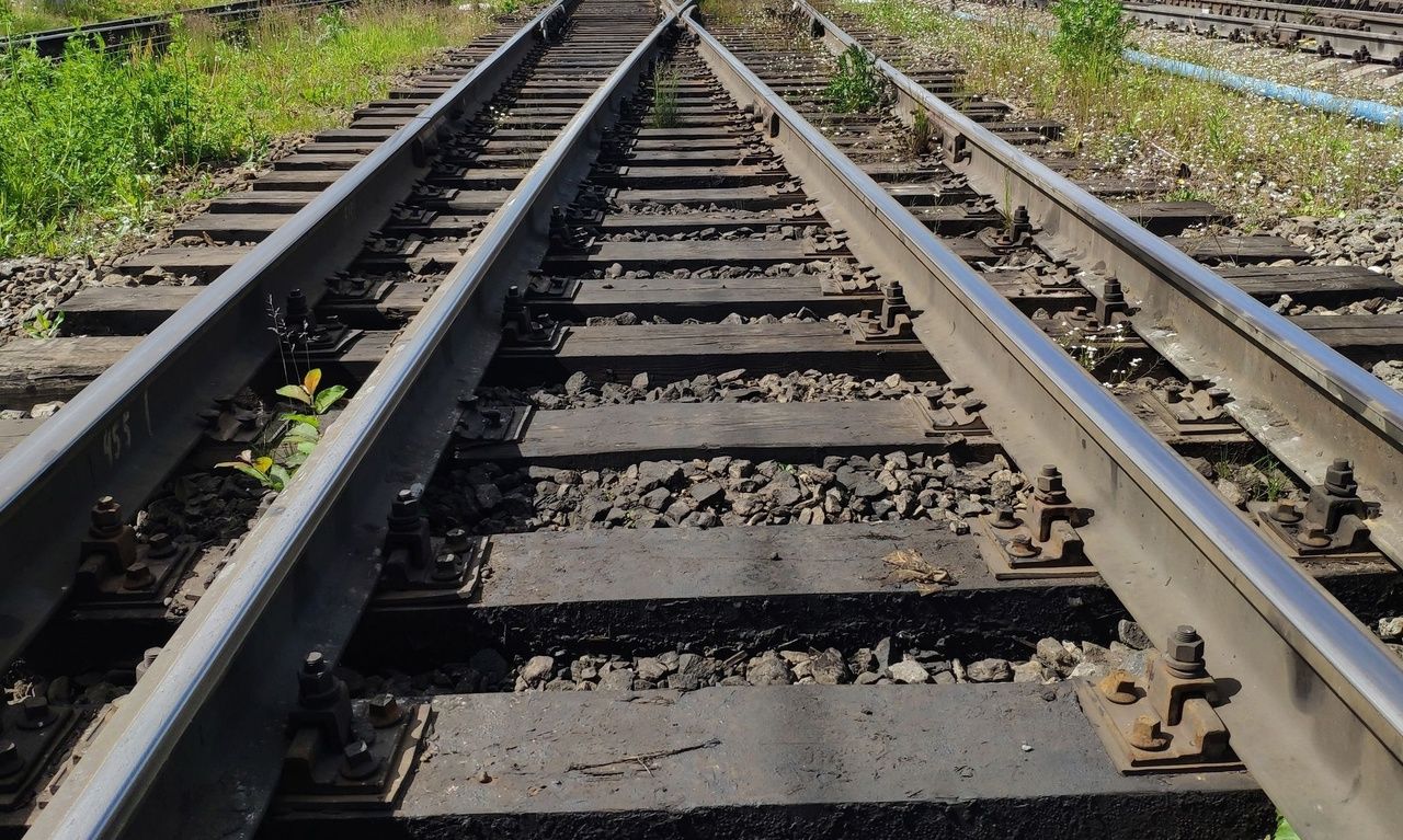 Вагон со щебнем сошел с рельсов в Карелии