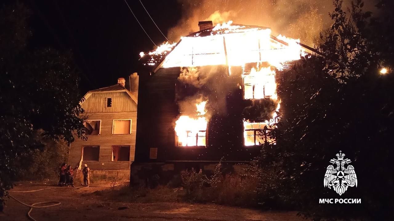 В Петрозаводске два с половиной часа тушили пожар в двухэтажном доме