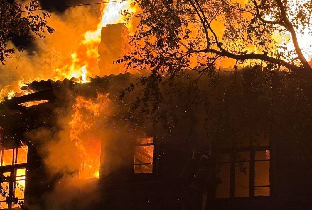 Приказано сжечь? Почему в Петрозаводске один за другим горят заброшенные деревянные дома